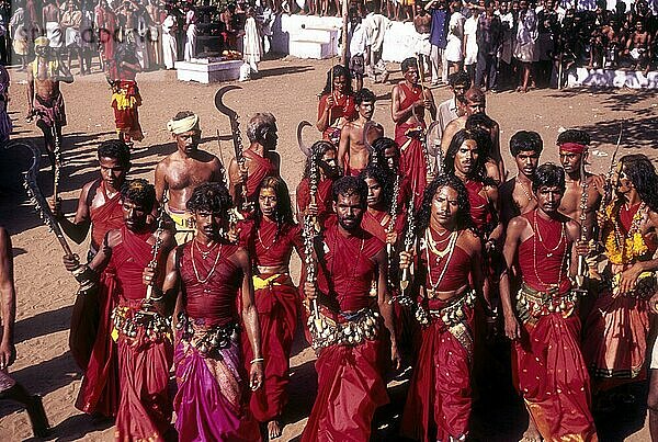 Velichappadu oder Orakel beim Bharani Fest in Kodungallur  Kerala  Indien  Asien