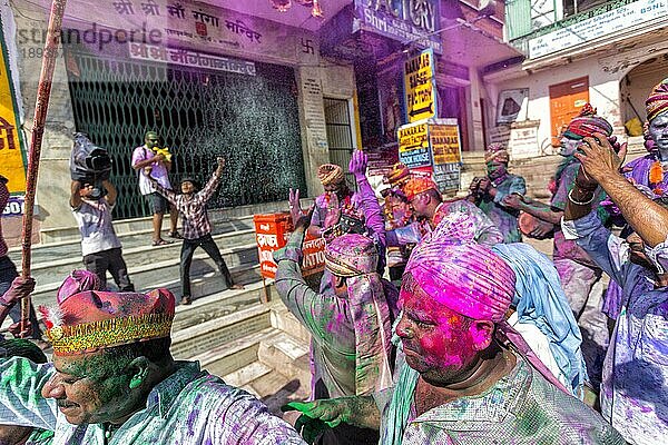 Holi Festival  indisches Frühlingsfest  traditionelles Fest der Farben  Stadtansicht von Varanasi  Uttar Pradesh  Indien  Asien