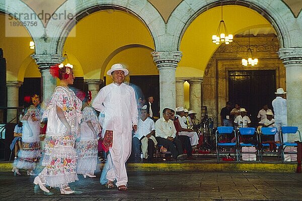 Vacqueria-Tänzerinnen in Merida  Yucatan  Mexiko  Mittelamerika