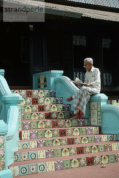 Mann auf Treppe  Melaka  Malaysia  Malakka  Asien
