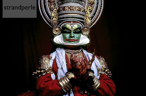 Pacha Green noble und der göttliche Charakter in Kathakali  Kerala Kalamandalam Koothambalam Tempel Theater Cheruthuruthy in der Nähe von Soranur  Kerala  Südindien  Indien  Asien