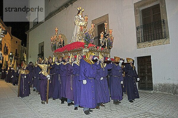 People on Easter procession  Trujillo  Estremadura  Spain  Menschen bei Osterprozession  Extremadura  Osterwoche  Karwoche  Semana Santa