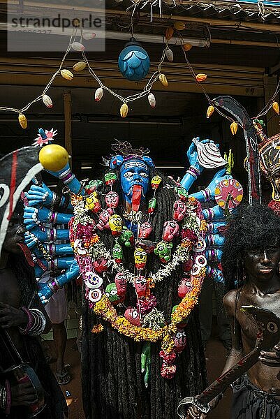 Das Bild des Mannes gekleidet als Göttin Kali in Dasara Dussera Dusera Festival in Kulasai Kulasekharapatnam in der Nähe von Tiruchendur  Tamil Nadu  Südindien  Indien  Asien