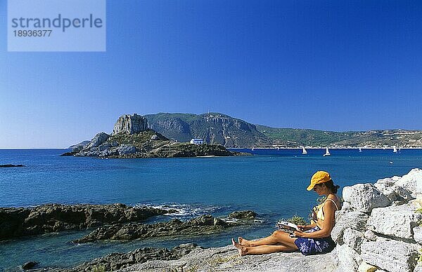 Mädchen entspannt sich am Strand von Agios Stefanos  im Hintergrund die Insel Nisi Kastri  Insel Kos  Griechenland  Europa