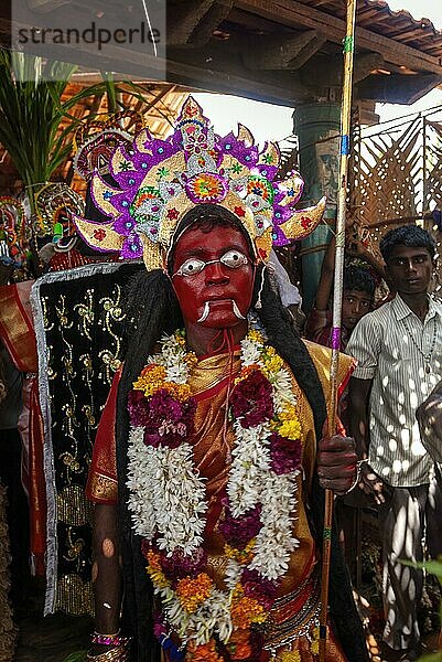 Das Bild des Mannes gekleidet als Göttin Kali in Dasara Dussera Dusera Festival in Kulasai Kulasekharapatnam in der Nähe von Tiruchendur  Tamil Nadu  Südindien  Indien  Asien