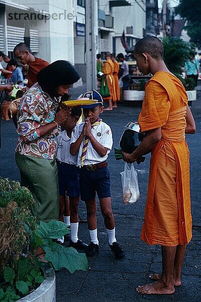 Buddhistischer Mönch sammelt Spenden  Bangkok  Thailand  Asien