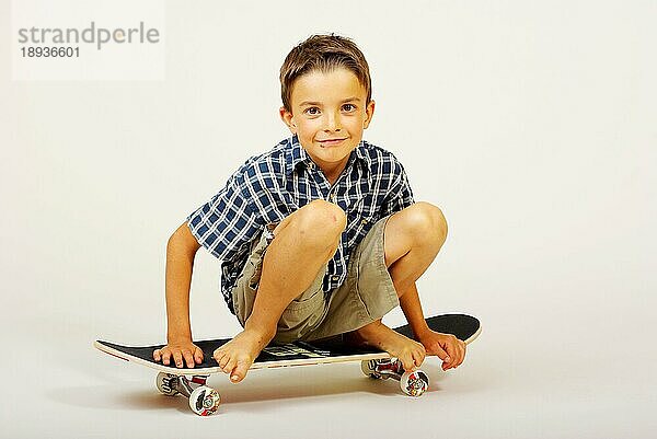 Junge mit Skateboard  Freisteller  freistellbar
