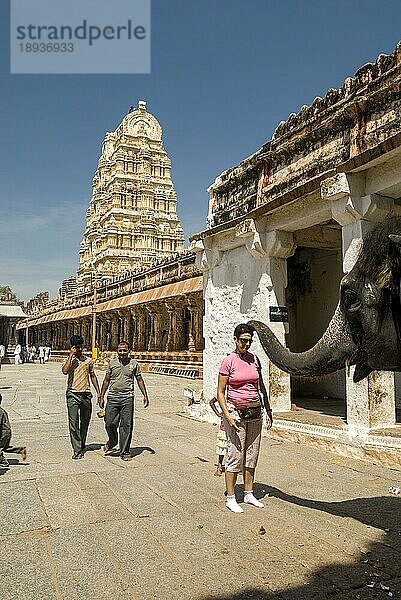 Gläubige erhalten den Segen des Tempelelefanten im Virupaksha-Tempel in Hampi  Karnataka  Südindien  Indien. UNESCO-Welterbe