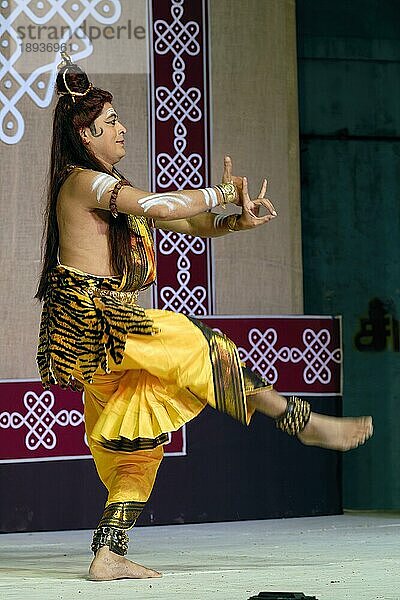 Shiva Tandava Tanz in Bharatanatyam  klassischer Tanz aus Tamil Nadu  Indien  Asien