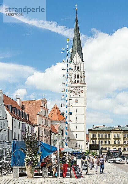 PFAFFENHOFEN  DEUTSCHLAND 29. JULI: Menschen auf einem traditionellen bayerischen Markt in Pfaffenhofen  Deutschland am 29. Juli 2017