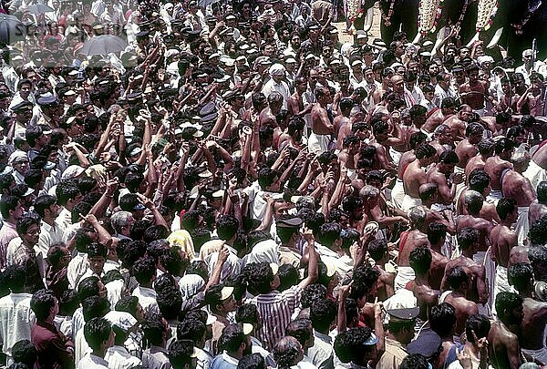 Menschen winken mit den Händen im Rhythmus der Musik des Pooram-Festivals Thrissur Trichur  Kerala  Südindien  Indien  Asien