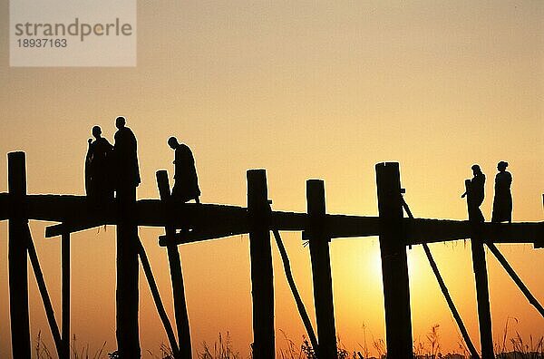 Menschen auf U-Bein-Brücke  Amarapura  Mandalay  Myanmar  Asien