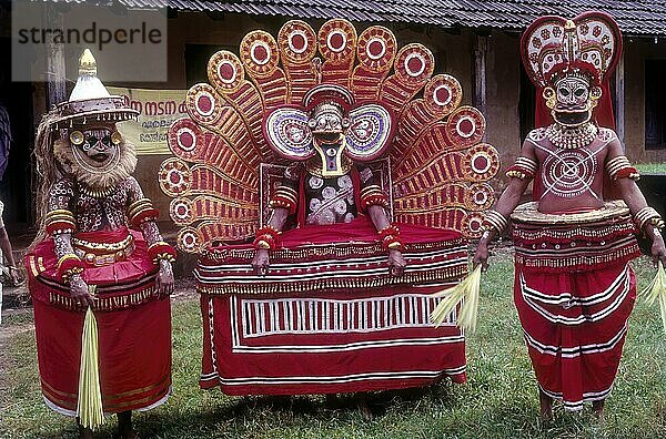 Theyyam-Tänzer beim Athachamayam-Fest in Thripunithura während Onam in der Nähe von Ernakulam  Kerala  Indien  Asien