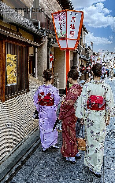Kyoto Japan. Frauen im traditionellen Kimono in den Straßen von Kyoto