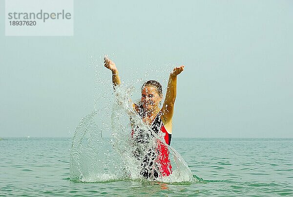 Frau im Meer  planscht  planschen