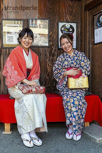 Kyoto Japan. Lächelnde Frauen im traditionellen Kimono