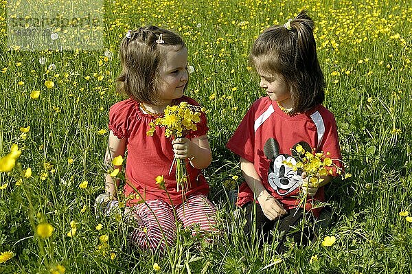 Mädchen mit Blumenstrauß  Butterblumen  Hahnenfuß