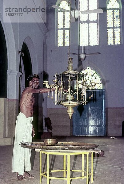 Eine attraktive Öllampe  zentraler Teil der Niranam Kirche in der Nähe von Thiruvalla Kerala  Südindien  Indien  Asien