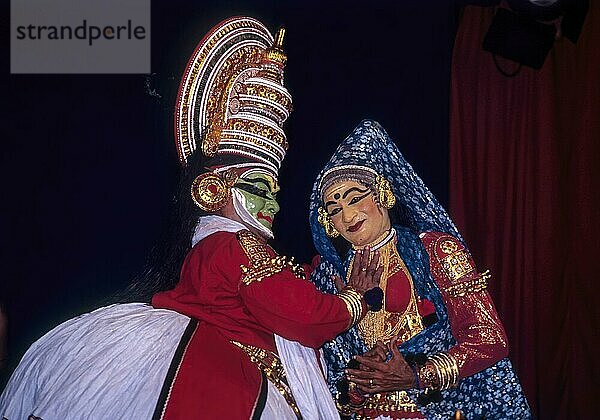 Pacha Green edel und die göttlichen und Minukku strahlenden Zeichen in Kathakali  Kerala Kalamandalam Koothambalam Tempeltheater Cheruthuruthy in der Nähe von Soranur  Kerala  Südindien  Indien  Asien