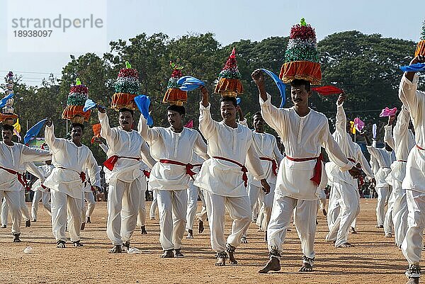 Karagattam Karagam-Tänzer bei einem öffentlichen Sportfest der Polizei in Coimbatore Tamil Nadu  Südindien  Indien. Volkstanz