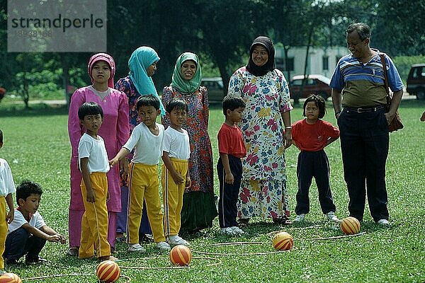 Menschen im Stadtpark  Georgetown  Insel Penang  Malaysia  Asien