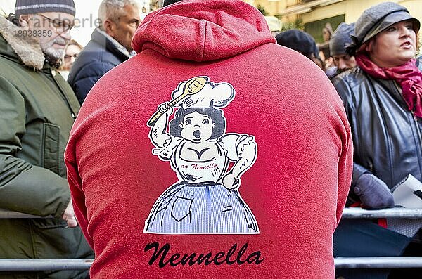 Neapel Kampanien Italien. Berühmte neapolitanische Taverne Restaurant Diner Nennella in Quartieri Spagnoli (Spanische Viertel) . ein Teil der Stadt Neapel in Italien. Es ist eine arme Gegend  die unter hoher Arbeitslosigkeit und dem starken Einfluß der Camorra leidet. Das Gebiet