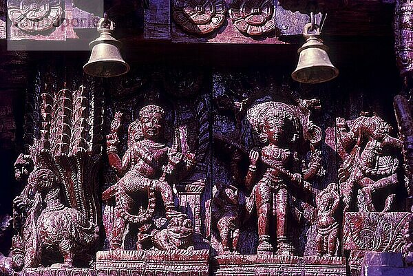 Holzschnitzereien im Wagen des Aathmanatha Swamy-Tempels in Avudaiyarkoil bei Pudukkottai Tamil Nadu  Südindien  Indien  Asien