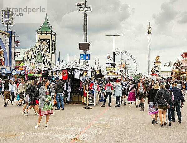 MÜNCHEN  DEUTSCHLAND 19. SEPTEMBER: Menschen vor den Bierzelten auf dem Oktoberfest in München  Deutschland  am 19. September 2017. Das Oktoberfest ist das größte Bierfest der Welt mit über 6 Millionen Besuchern pro Jahr. Foto aufgenommen von Theresienwies  Europa