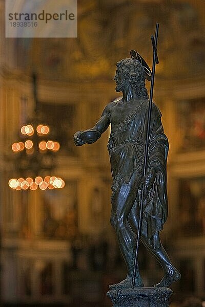 Heiligenfigur  Innenraum von Dom  Pisa  Toskana  Italien  Europa