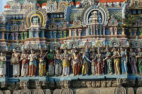 Stuckfiguren am nördlichen Gopuram Turm im Thillai Nataraja Tempel  Chidambaram  Tamil Nadu  Südindien  Indien  Asien