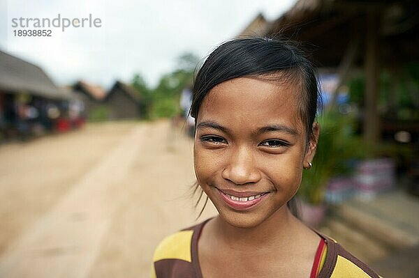 Porträt eines lächelnden Mädchens in Siem Reap. Kambodscha