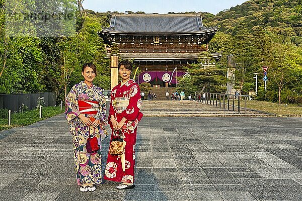 Kyoto Japan. Zwei Frauen tragen ein traditionelles Kimono-Kleidungsstück in einem Chion-Schrein-Tempel