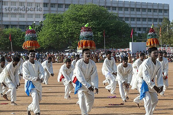 Karagattam Karagam-Tänzer bei einem öffentlichen Sportfest der Polizei in Coimbatore Tamil Nadu  Südindien  Indien. Volkstanz