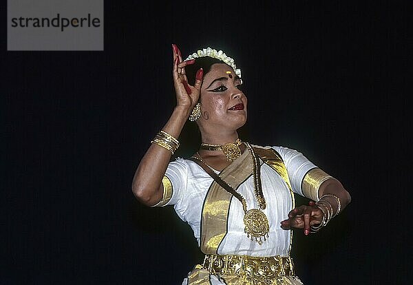 Mohiniyattam Mohiniattam  eine klassische Tanzform aus Kerala  von der angenommen wird  dass sie im 16. Jahrhundert entstanden ist  ist einer der acht klassischen indischen Tänze in Kerala Kalamandalam in Cheruthuruthy bei Soranur  Kerala  Südindien  Indien  Asien