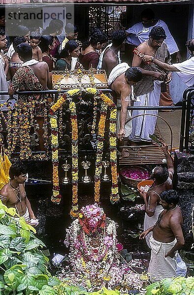 Vijayadasami-Tag im Saraswathi-Tempel in Panachikadu bei Kottayam  Kerala  Südindien  Indien  Asien