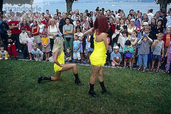 Tänzerinnen beim Seenachtsfest  Konstanz  Bodensee  Baden-Württemberg  Deutschland  Europa