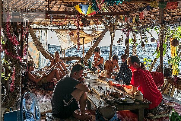 Die Leute haben eine nette Gemeinschaft  sitzen zusammen  spielen  entspannen und genießen eine schöne Zeit auf der Insel Koh Phayam in Thailand