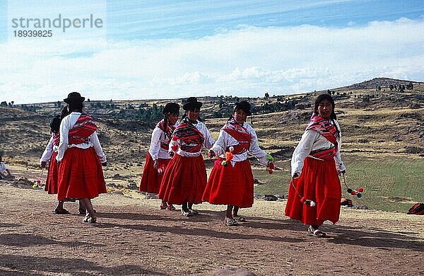 Dancer of a folk group near the Chulpas of Sillustani  lake Titicaca  Peru  Tänzerinnen einer Folkloregruppe bei den Chulpas von Sillustani  Titicacasee  Peru  Südamerika