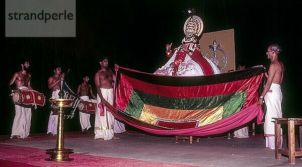 Pacha Green noble Figur in Kathakali  Kerala Kalamandalam  Cheruthuruthy bei Soranur  Kerala  Südindien  Indien  Asien