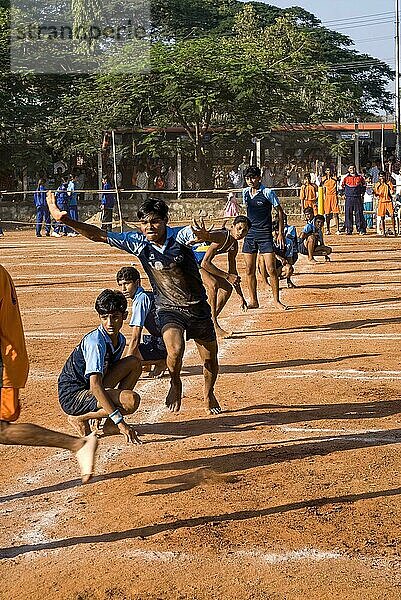 Jungen spielen Kho Kho in Coimbatore  Tamil Nadu  Südindien  Indien  Asien. Es ist eines der beiden beliebtesten traditionellen Tag-Spiele in Südasien  Asien