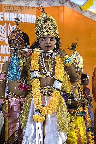 Als Lord Krishna verkleidete Kinder beim Janmashtami Krishna Jayanthi Festival in Iskcon in Coimbatore  Tamil Nadu  Südindien  Indien  Asien