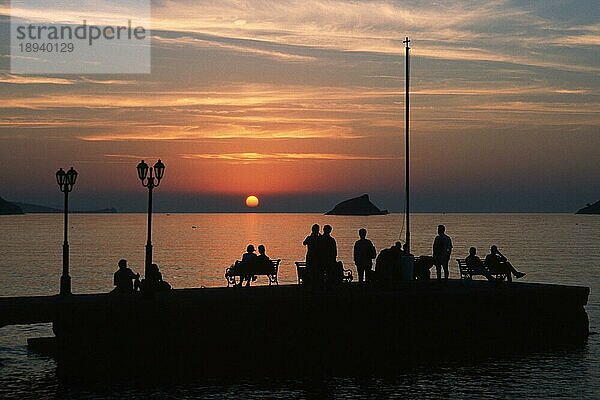 Menschen im Hafen bei Sonnenuntergang  Lesbos  Griechenland  Europa