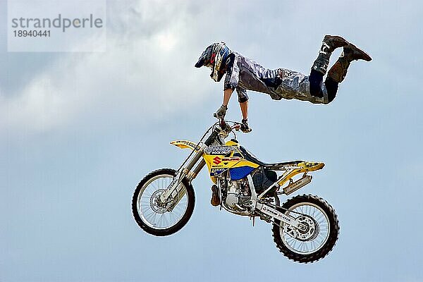 Stunt-Motorradfahrer auf der Hopfenfarm in Kent