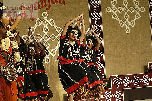 Bharatanatyam  Tanzdrama  in Natiyanjali im Perur-Tempel  Coimbatore  Tamil Nadu. Bharatanatyam hat seinen Ursprung in Südindien  im Bundesstaat Tamilnadu. Er begann als Tempeltanztradition namens Dasiyattam (Tanz der Dienerinnen) vor 2000 Jahren und ist vielleicht die fortschrittlichste und am weitesten entwickelte Tanzform aller klassischen indischen Tanzformen  Indien  Asien