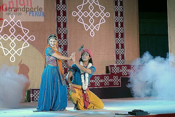 Kathak-Tanz beim Natiyanjali-Festival im Perur-Tempel  Tamil Nadu  Indien  Asien