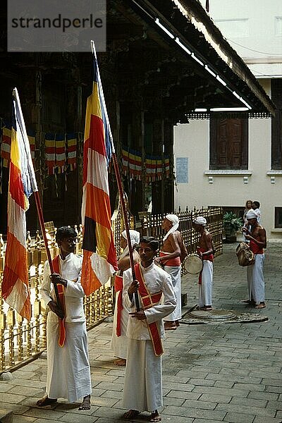 Menschen im Tempel des Zahns 'Dalada Maligawa'  Kandy  Sri Lanka  Zahntempel  Asien