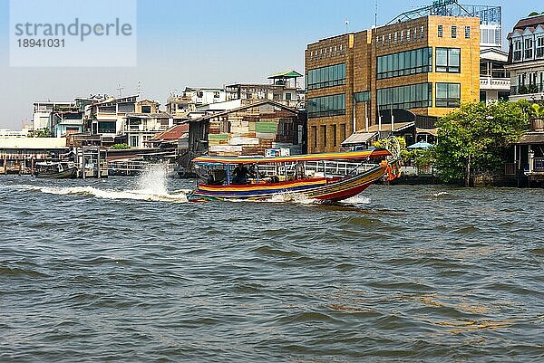 In Bangkok ist der Chao Phraya eine wichtige Verkehrsader für ein Netz von Flussbussen  Fähren zur Überquerung des Flusses und Wassertaxis. Der Fluss schlängelt sich durch die Stadt in südlicher Richtung und mündet etwa 25 Kilometer südlich der Stadt in den Golf von Thailand