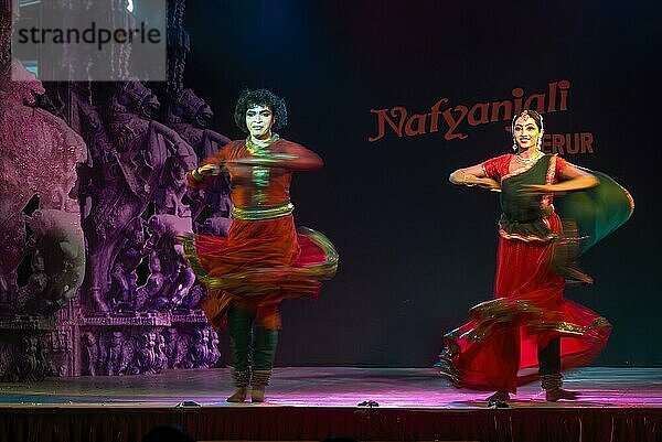 Kathak-Tanz beim Natiyanjali-Festival im Perur-Tempel  Tamil Nadu  Indien  Asien