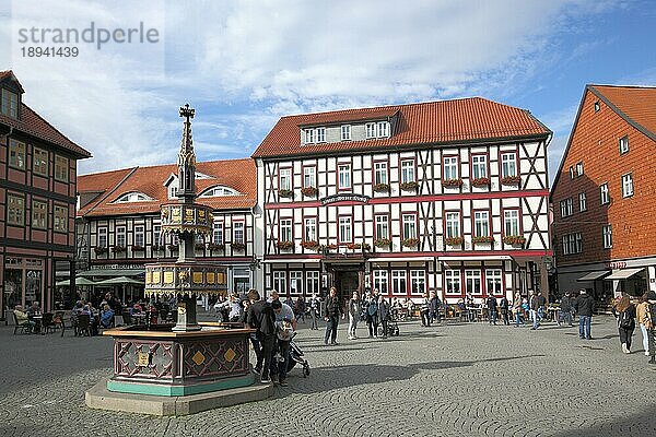 Marktplatz mit Wohltäterbrunnen  Marktbrunnen und Fachwerkhäuser  Menschen  Fussgängerzone  Wernigerode  Harz  Sachsen-Anhalt  Deutschland  Europa