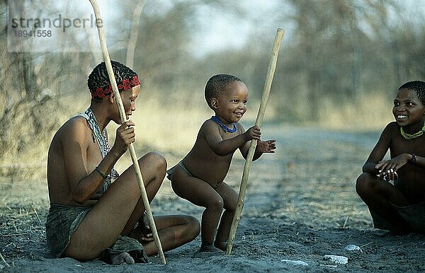 Bushman woman with child  africa  San  Buschmänner  Bushmen  Menschen  people  Kinder  children  playing with branches  Kalahari  Namibia  Buschmann-Frau mit Kind  spielen mit Stöcken  Afrika